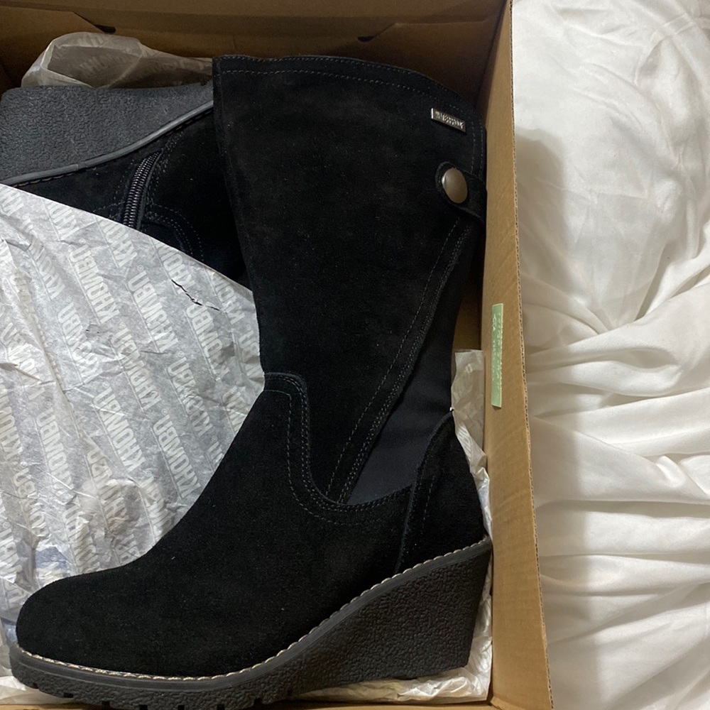 KHOMBU wedge style boots.